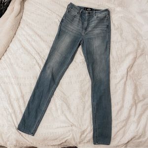 Hollister women’s high rise skinny classic stretch blue jeans. Size 7 Long